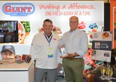 Mark Shaw with Markon receives a trophy from Anthony Gallino with California Giant. Markon was the representing company for both the Top Chef (Travis G. Peters) and the People’s Choice (Jonathon Merrick). 